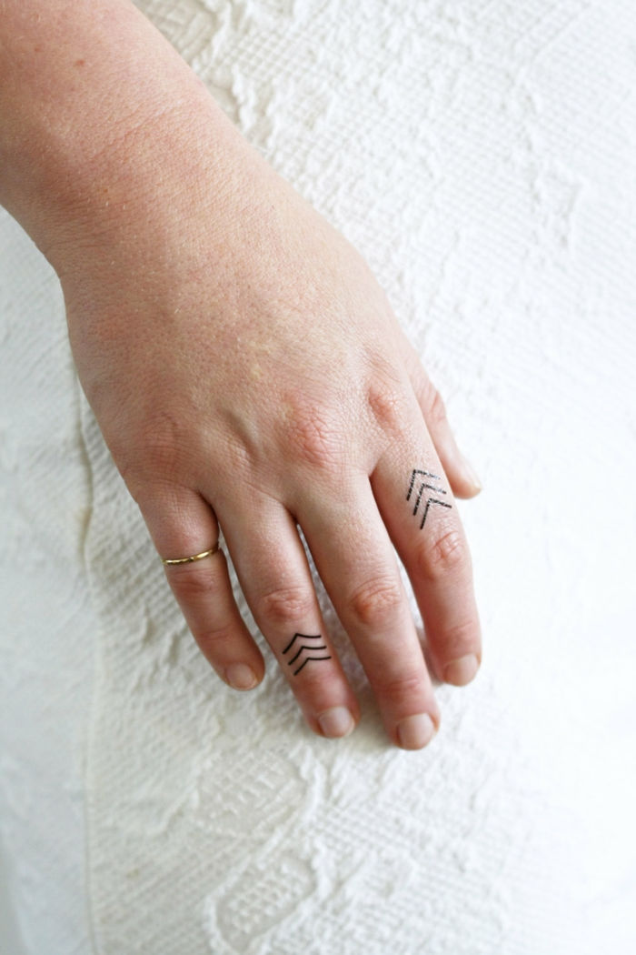 minitattoos molto semplici e sottili sull'anello del tatuaggio delle dita sulle idee del mignolo