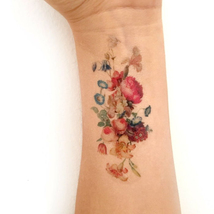 olağanüstü dövmeler eldeki renkli çiçekler vücut keyfi için dekorasyon boyalı