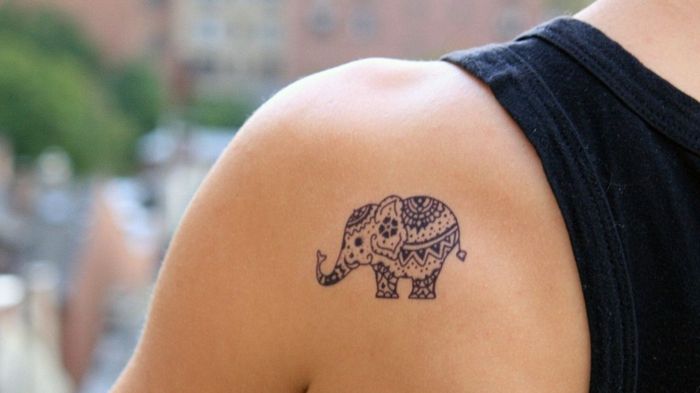 portafortuna elefante sulla spalla tatuaggio grandi idee tatuaggio per portare gioia a portare