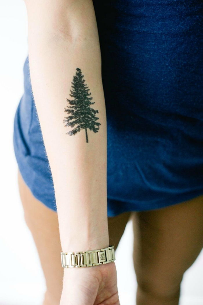 designul subțire de tatuaj pentru persoanele care iubesc natura copac foarte mult pe ceasul tatuaj de brat