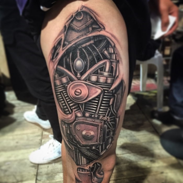 Moški tetovaže, 3d tatoo s strojnimi deli na stegno