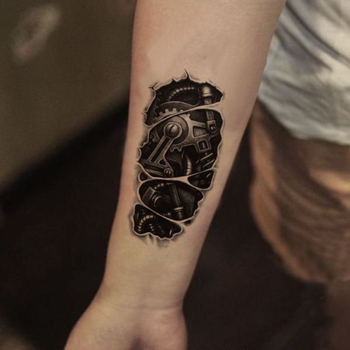 Heren tatoeages, kleine tatoeage in zwart en grijs op de onderarm