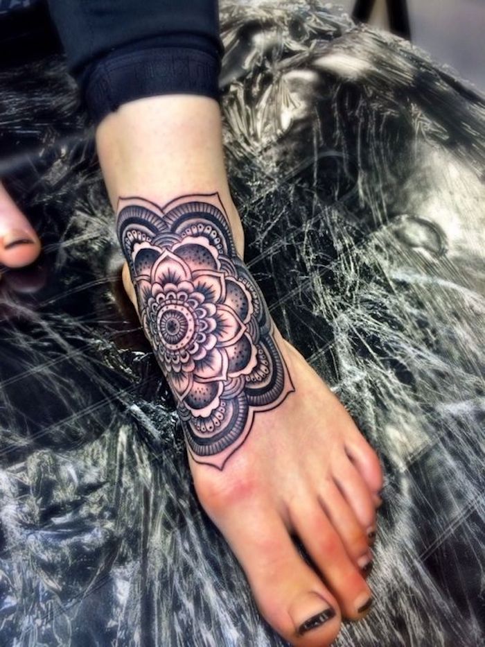predlogi za tetoviranje, velik tetoviranje mandala na nogi