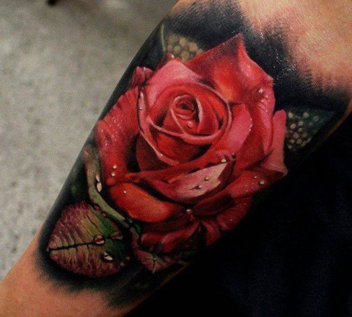 tattoo-suggesties, kleurrijke tatoeage met rozenmotief op de onderarm