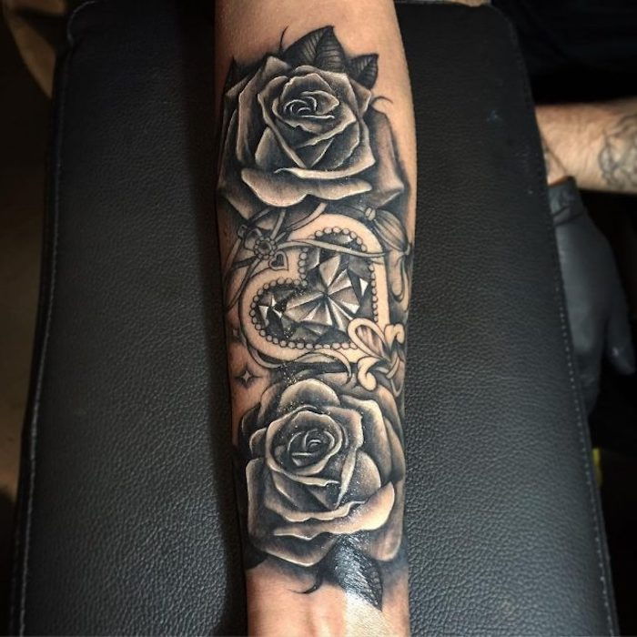 tattoo voorstellen, vrouw met tatoeage op haar onderarm, rose tatoeage