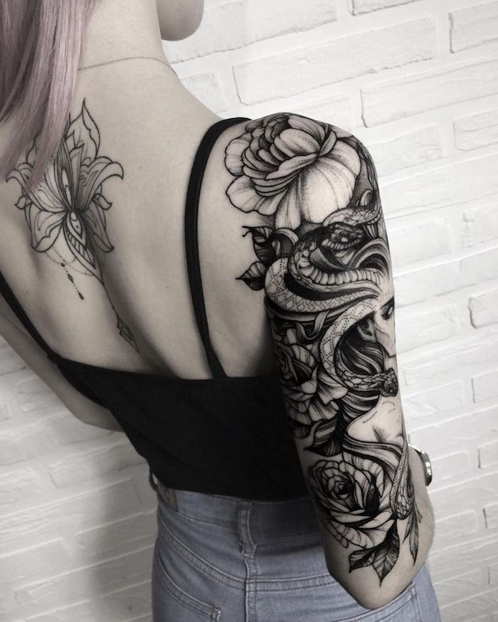 propozycje tatuaży, tatuaż w kolorze czarnym i szarym na ramieniu