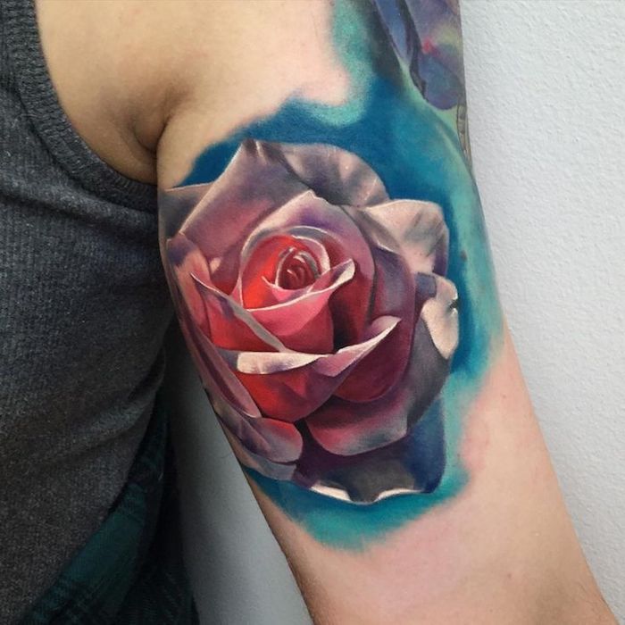tattoo-suggesties, kleurrijke tatoeage met rozenmotief op de bovenarm