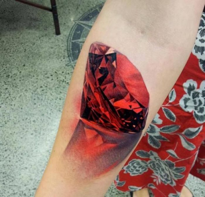 predlogi za tatoo, barvita tetovaža, veliki rdeči diamant