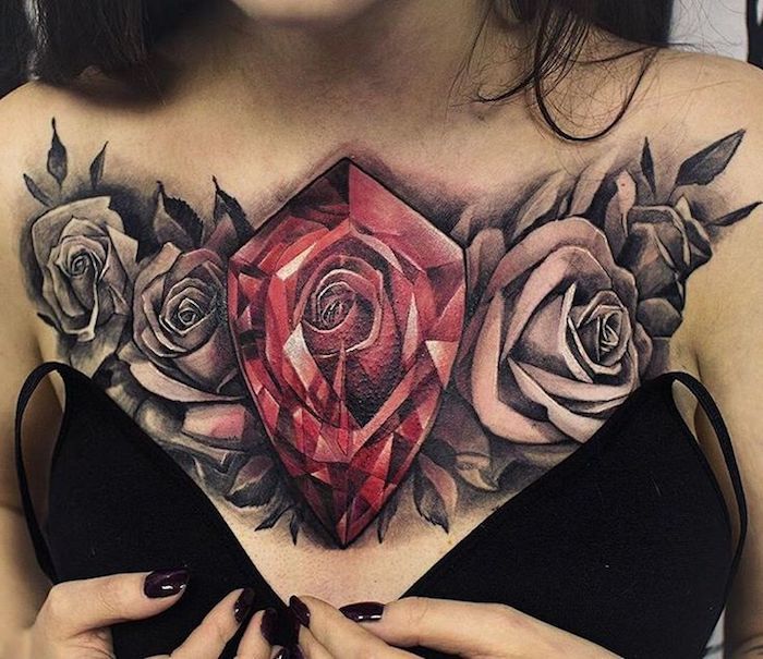 tatueringsförslag för kvinnor, tatuering med rosor på bröstet