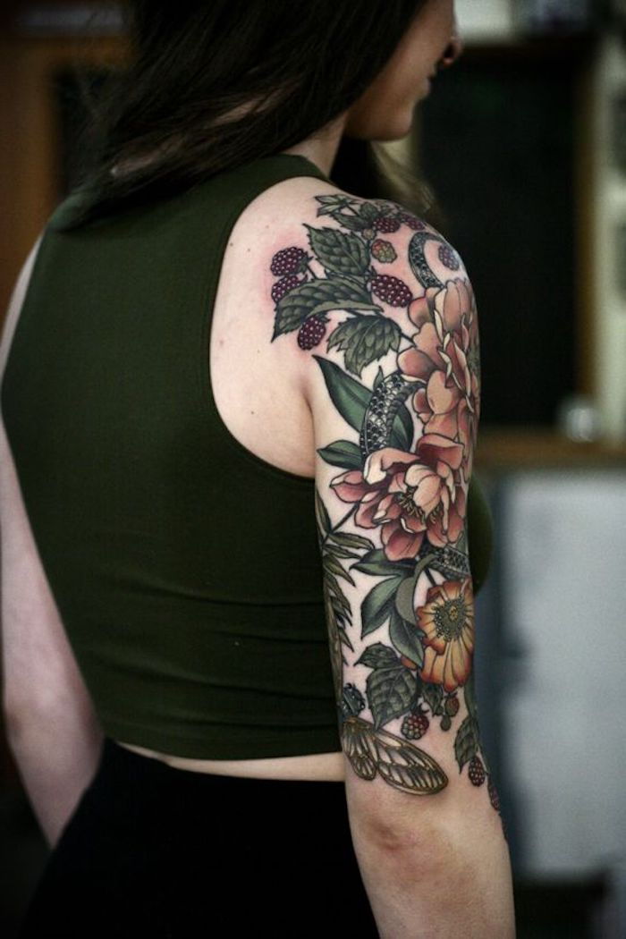 tetovanie návrhy pre ženy, farebné tetovanie s kvetmi na hornej strane ramena