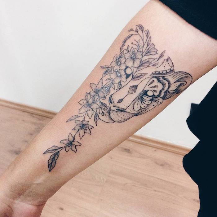 tatueringsförslag till kvinnor, togerkopf med blommor