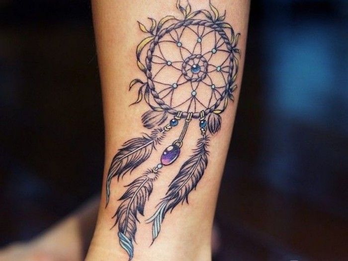 vackra tatueringar, drömfångare med fjädrar och lila pärlor