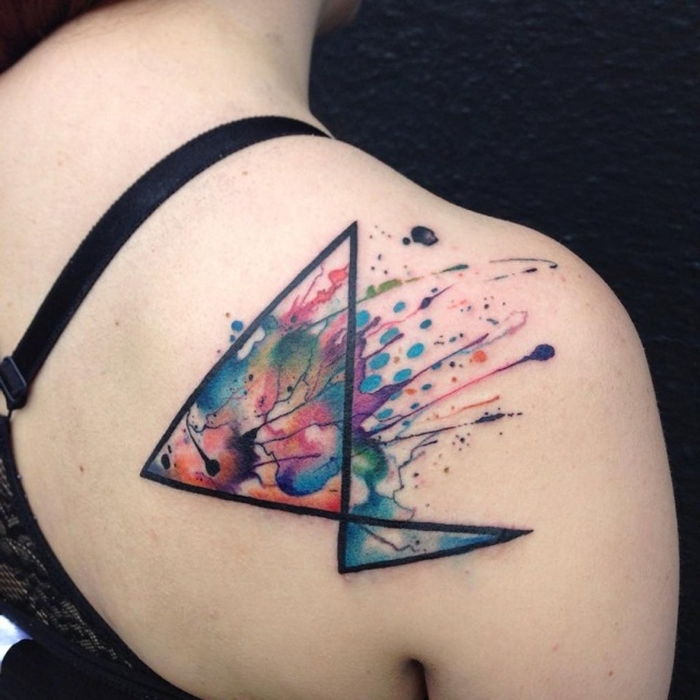 Acuarelă tatuaj două triunghiuri mici și mari pline de culori diferite, în afara prea
