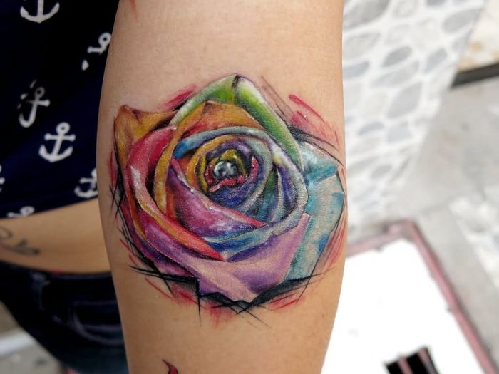 färgstark ros i garish färger glänsande delar akvarell tatuering ganska chic