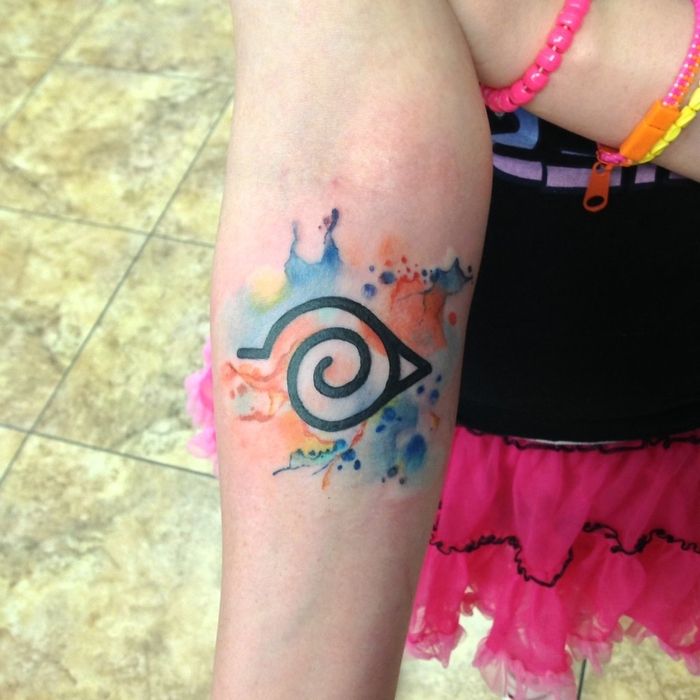 küçük bir kızın suluboya dövme sembolü oldukça renkli