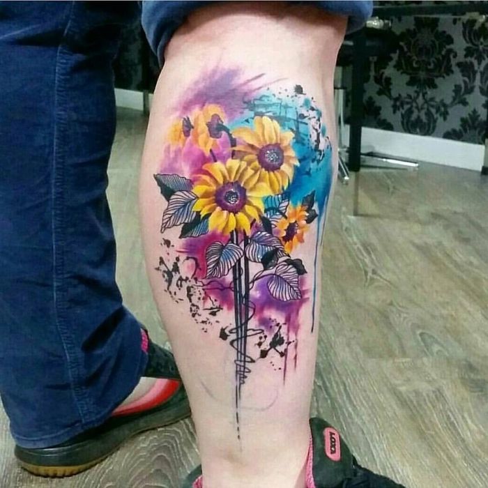 Floarea-soarelui pe fond violet și albastru - totul este un tatuaj drăguț cu acuarelă