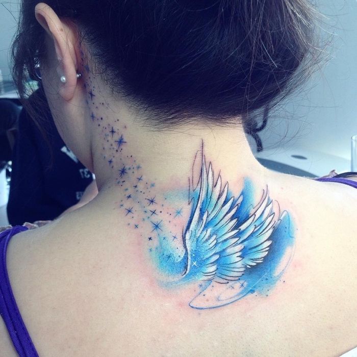 två vingar i blå och vit färg liten stjärna vattenfärg tatuering