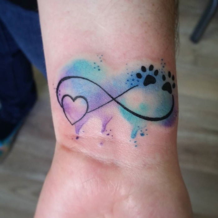 Tatuaj cu acuarelă arată dragostea veșnică dintre animal și animal