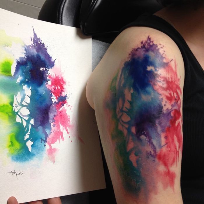 Akvarell tatovering tre flekker på et maleri overført til huden