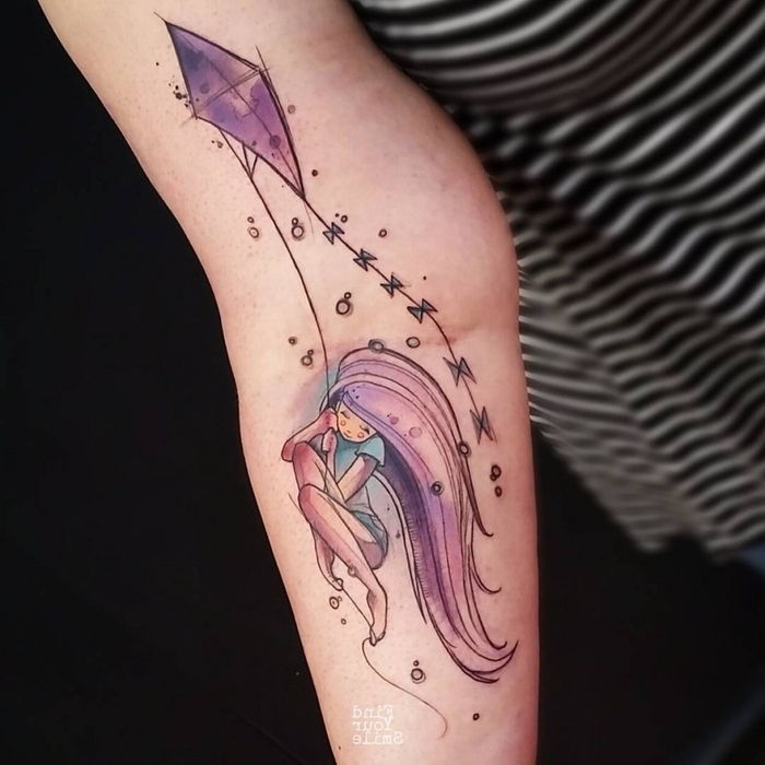 en lilla drage med en søt fairy lilla hår akvarell tatovering