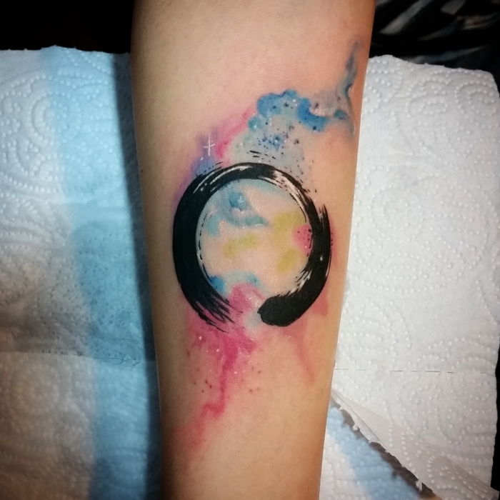 en ring i svart farge fargerik i bakgrunnen - akvarell tatovering