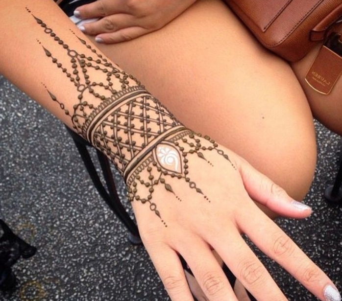 tatuaggio tatuaggi all'hennè donna sotto forma di bracciale grande grande idea con deco color marrone e bianco