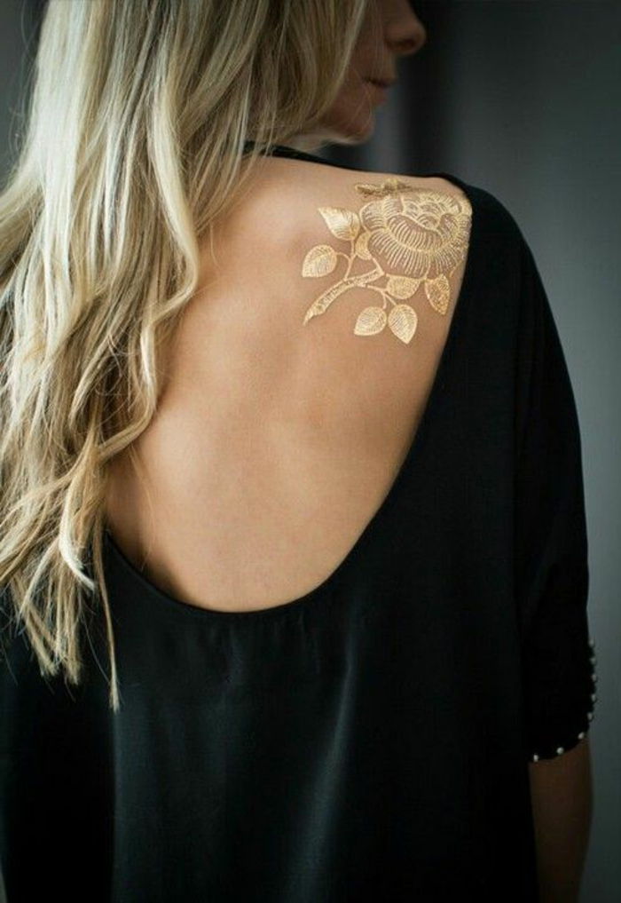 tetovanie žena zlaté tetovanie ruže s listami zlaté vlasy blond vlasy žena model obrázok fotografie
