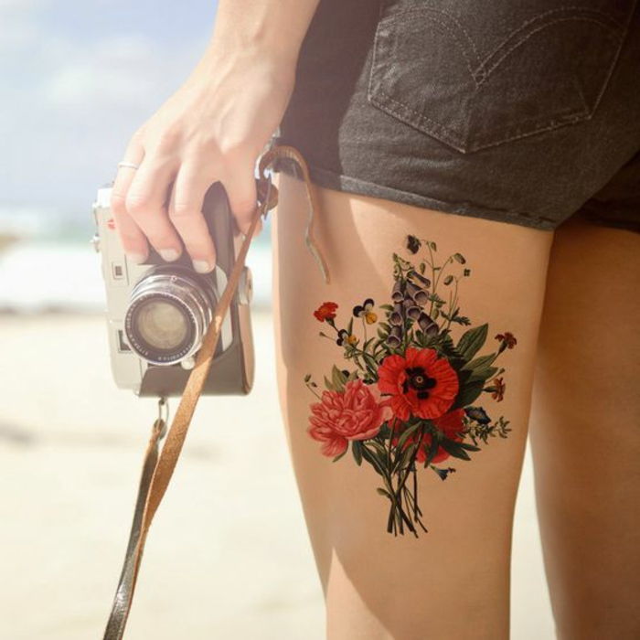 tatoveringer kvinne kamera shorts shorts blomster valmue bukett strand hav følelse