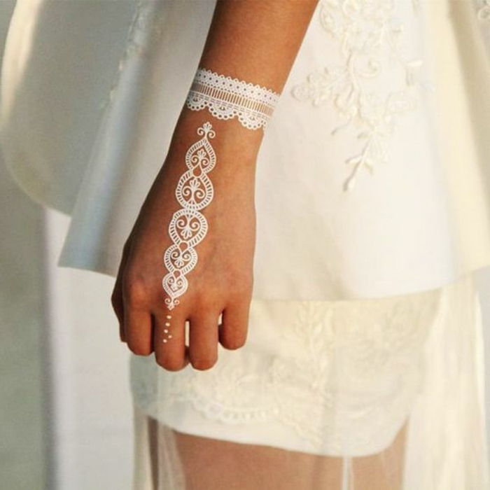idee di pittura bianca decente di tatuaggi a disposizione di un abbigliamento bianco della festa nuziale della sposa