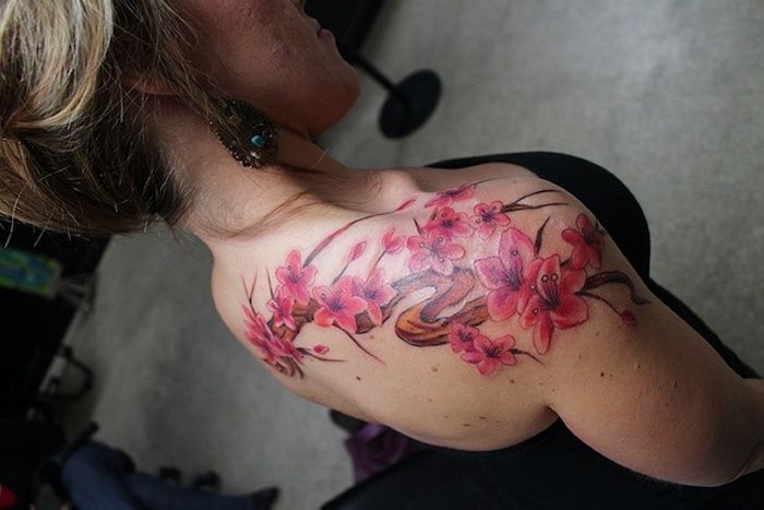 tatuaje cu semnificație, ramură cu flori de cireș roz, tatuaj cu motiv japonez
