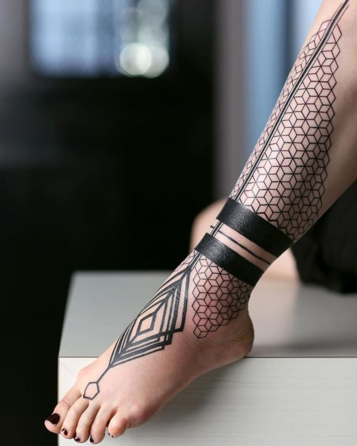 tetovanie nohy, čierne, ženské tetovacie motívy, nápady na tetovanie pre ženy