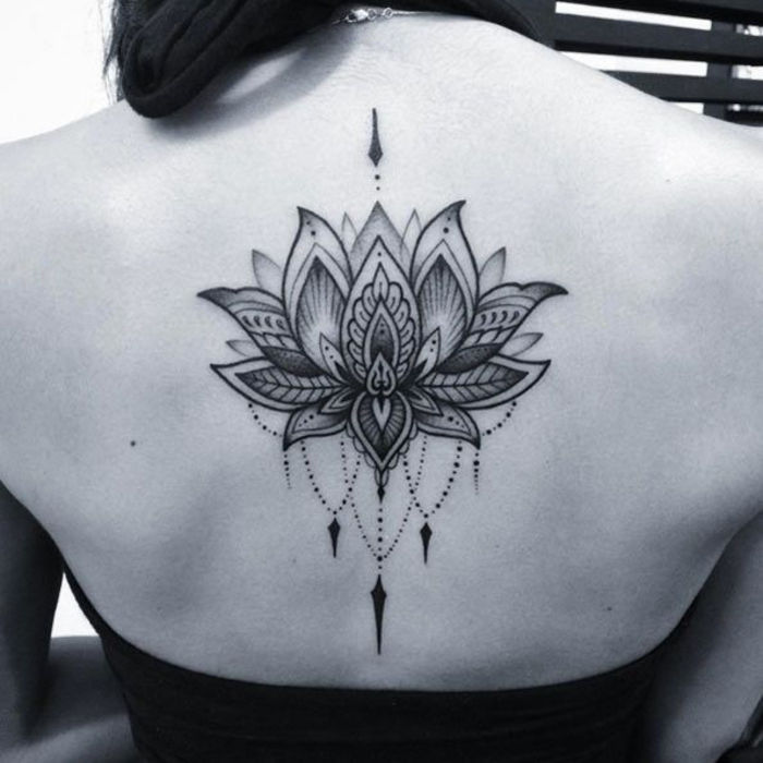 Back Tattoo, Lotus, klasyczny w kobiecych tatuażach, z dbałością o szczegóły