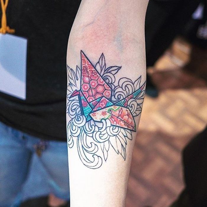 ganska färgstark origami kran tatuering under armbågen