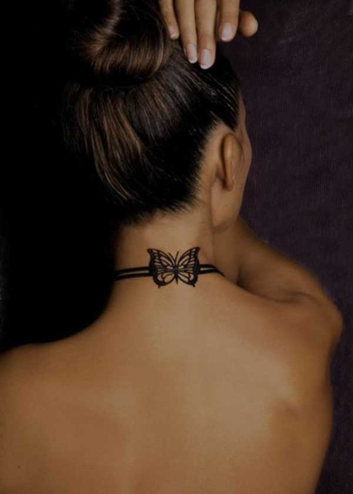 Tatuiruotė ant kaklo, karoliai su drugeliu, subtilus moteriškas tatuiruotės motyvas