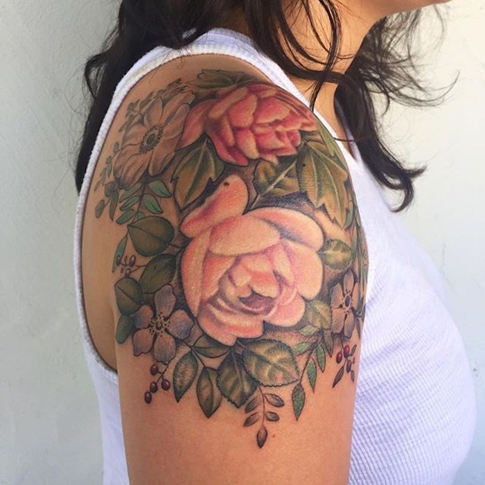 tatueringar blommor, kvinna med realistisk tatuering på axeln
