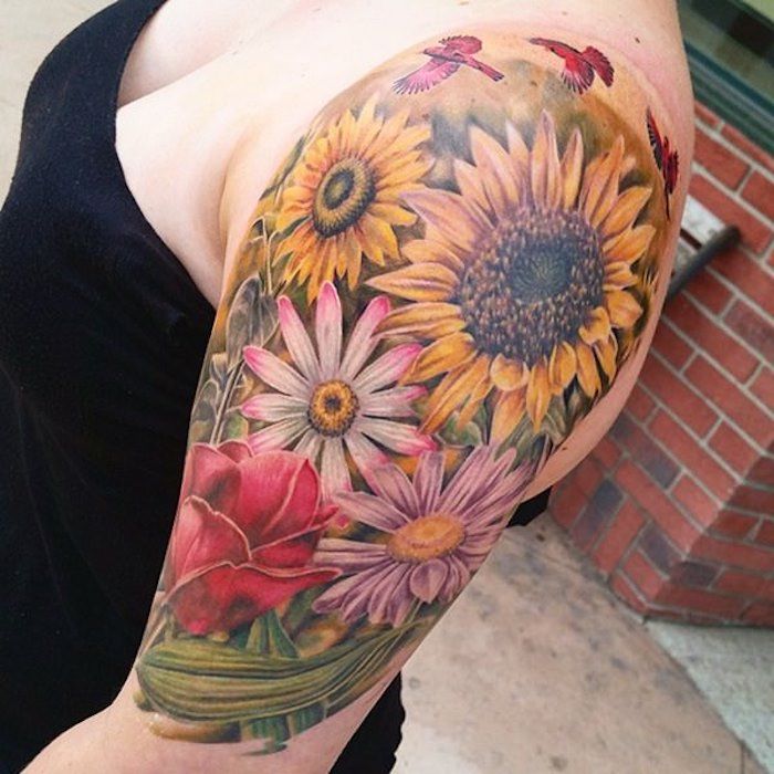 tatuiruotės gėlės, spalvos tatuiruotė su didelėmis gėlėmis ant viršutinės rankos