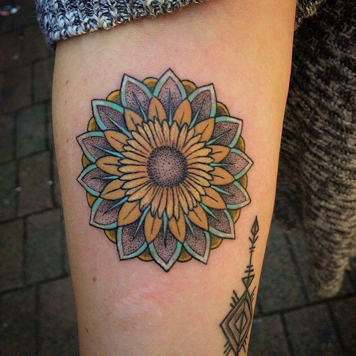 tatuiruotės gėlės, spalvota gėlė su daugybe detalių, rankų tatuiruotė