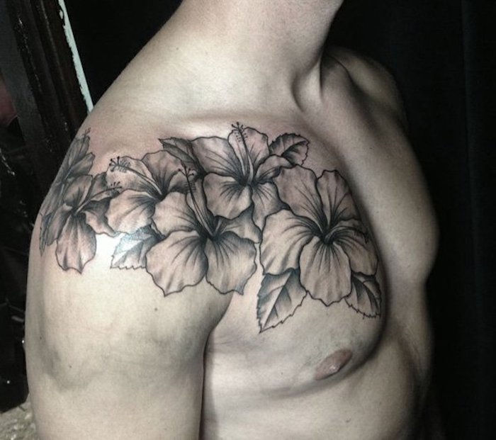 tatoeages bloemen, man met zwarte en grijze tatoeage op schouder