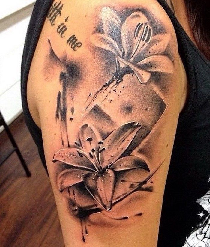 tatoeages bloemen, grote zwarte en grijze tatoeage met lelie motief