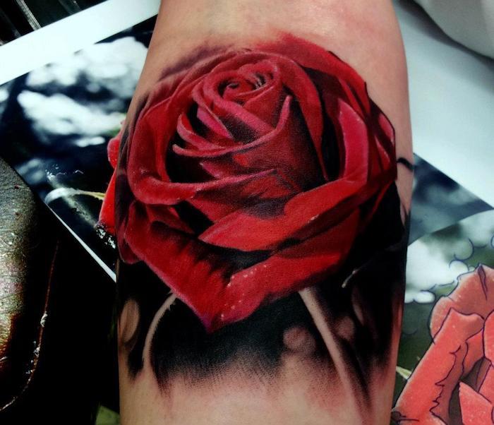 tatoeage bloem, grote realistische rode roos op arm, roze tatoeage