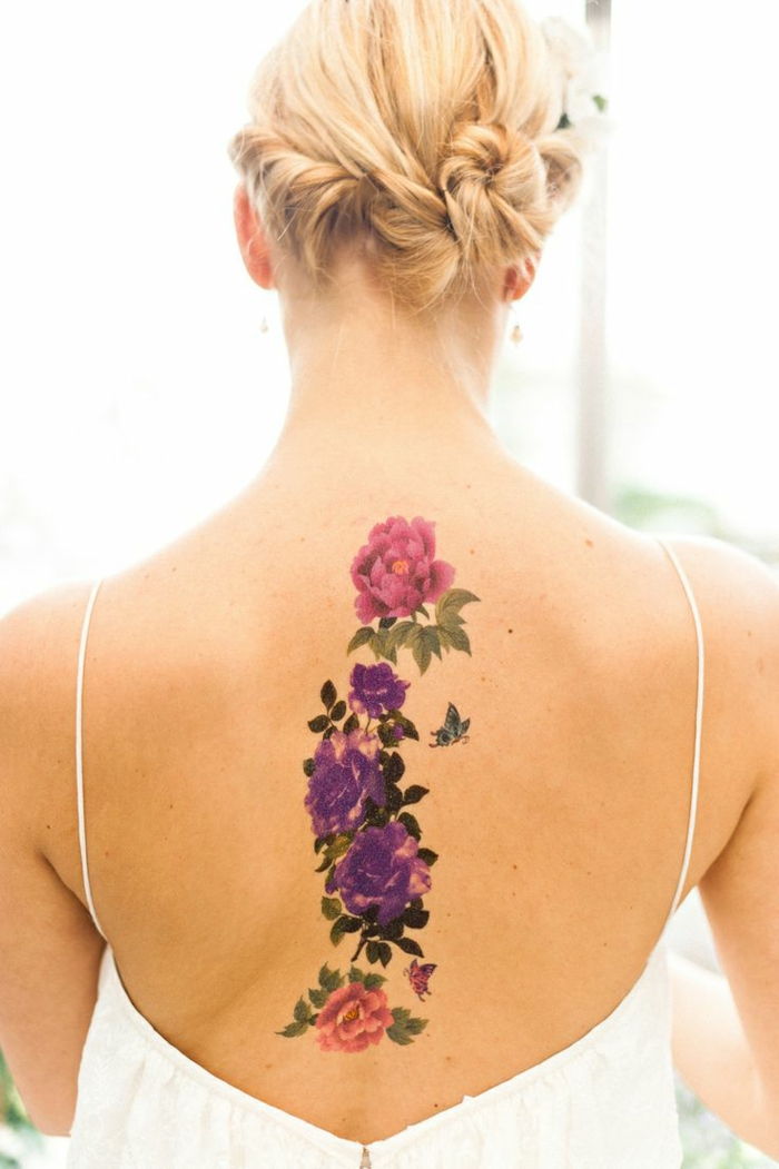vakre tatoveringer venner og familie om sommeren med tatovering overraskelse fargerike blomster blonde