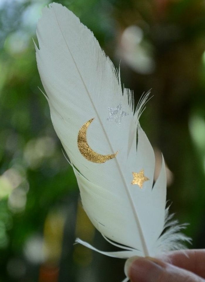 tetovanie šablóny muži perie v bielej farbe šťastie kúzlo s ozdobami mesiac zlatá hviezda