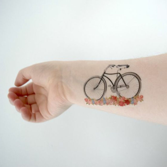 tatovering maler menn sykler på blomster laget av blomster hånd dekorere