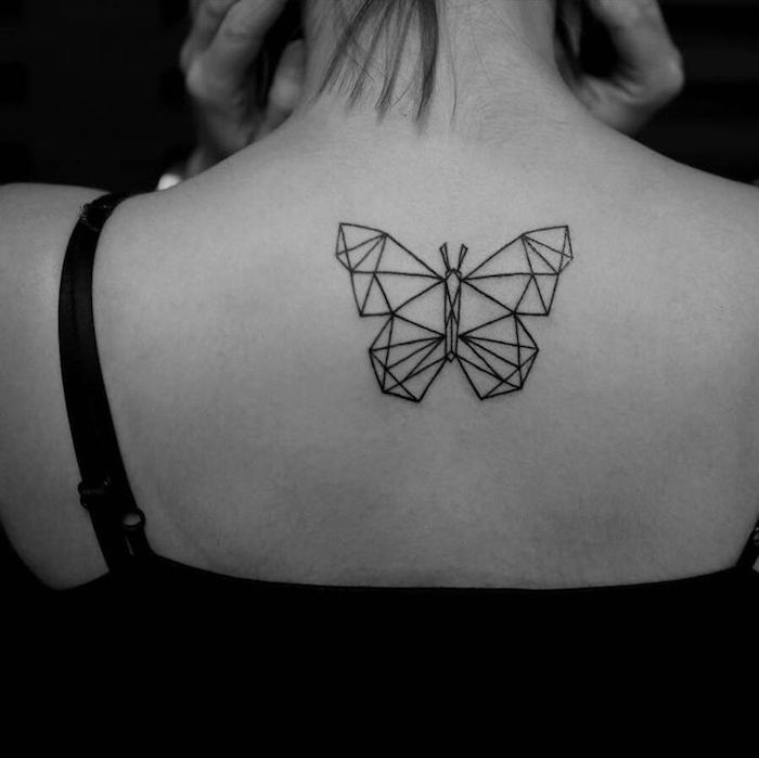 Tatuiruotė atgal, drugelis iš trikampių, moteriškos tatuiruotės dizaino moterims stiliaus