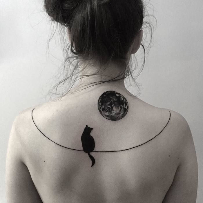 bajeczne motywy tatuażu, czarny kot i księżyc, wspaniałe tatuaże dla kobiet