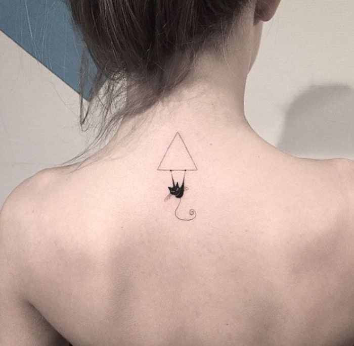 fajne pomysły na małe tatuaże z tyłu, czarny kot i trójkąt, motywy kobiece tatuaż