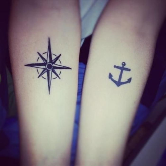 tatuiruotė partneriams, kurie vienas kitą papildo, kompasas ir inkaras, rankų tatuiruotės