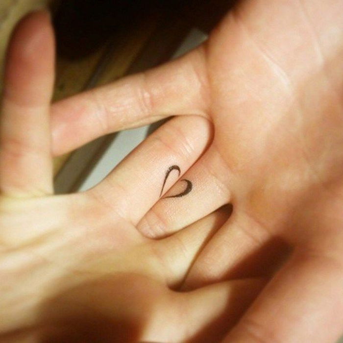 tatuaggi per coppie, tatuaggi con dita piccole che si completano a vicenda, cuore