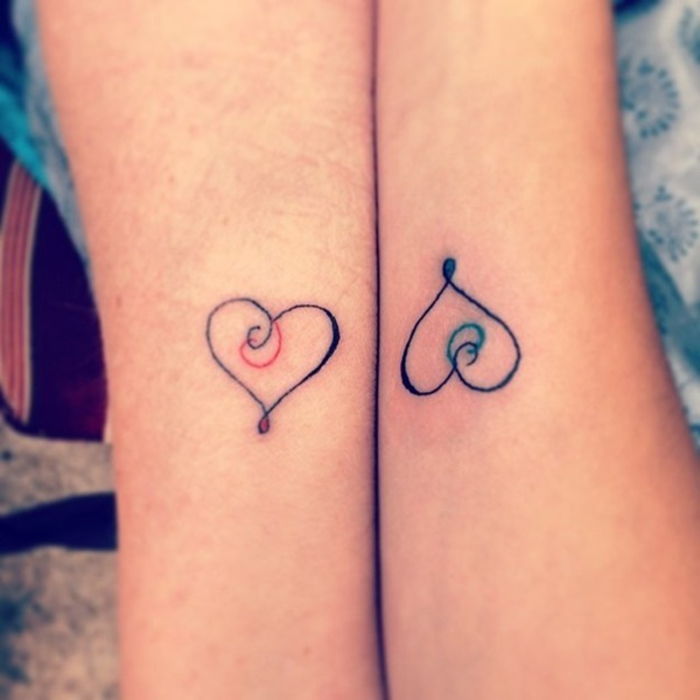 tatuiruotės dviem, partnerių tatuiruotės, meilės įrodymas, mažos širdies, mėlynos ir raudonos