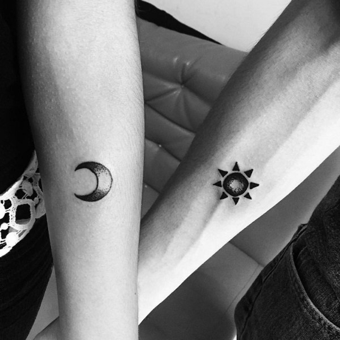 tatuaggi per due che si completano a vicenda, luna e sole, tatuaggi a braccio